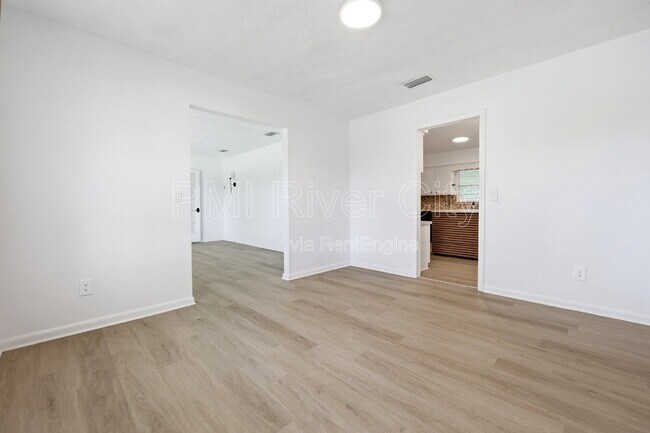 Building Photo - 2860 Cedarcrest Dr
