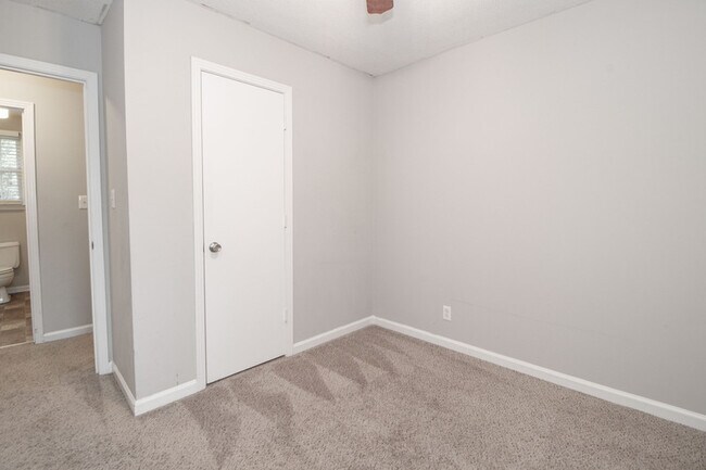 Building Photo - 398 Louise Ln