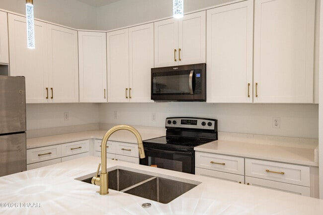 Building Photo - 618 N Duss St