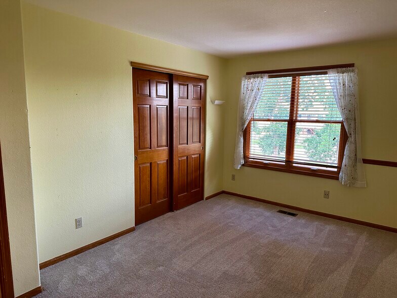 Main Floor Bedroom - 9402 Oakbrush Way