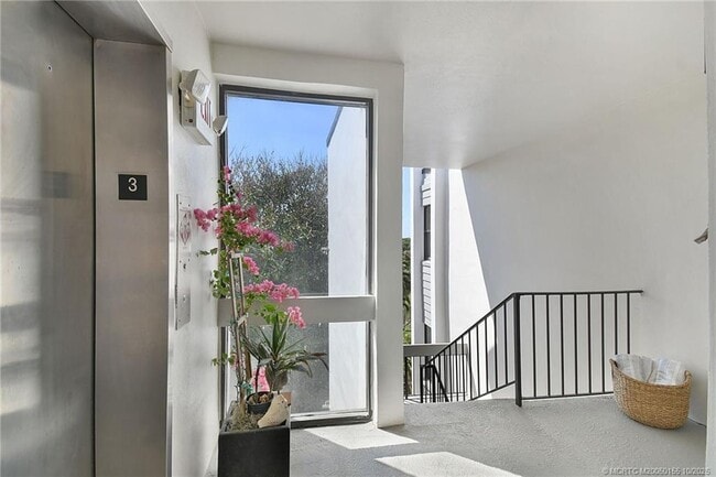 Building Photo - 1289 NE Ocean Blvd