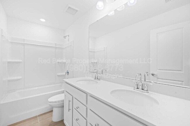 Building Photo - 2133 Riverbend Ave