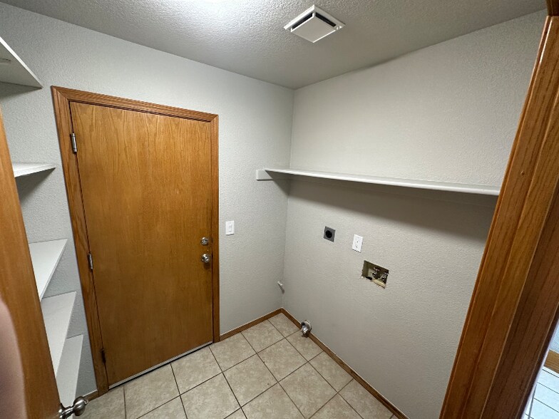 Building Photo - 1917 Trumpet Dr