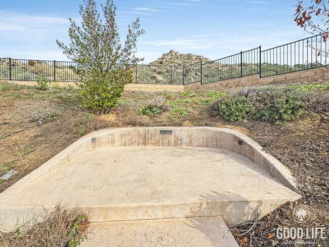 Building Photo - Beautiful 5Bd/3.5Ba Home in Cul-de-Sac in Riverside w/new Turf Back Yard and New Carpet!