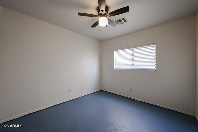 Building Photo - 5919 W Trumbull Rd