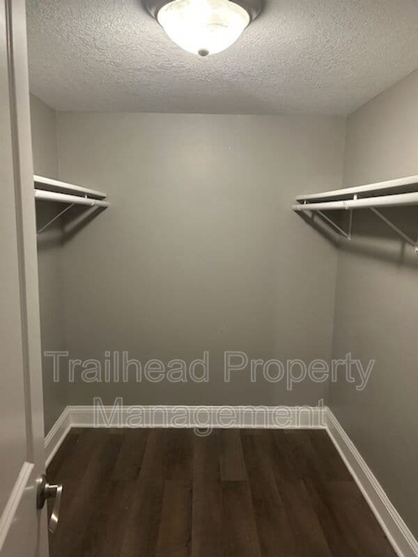 Building Photo - 605 Hillcrest St