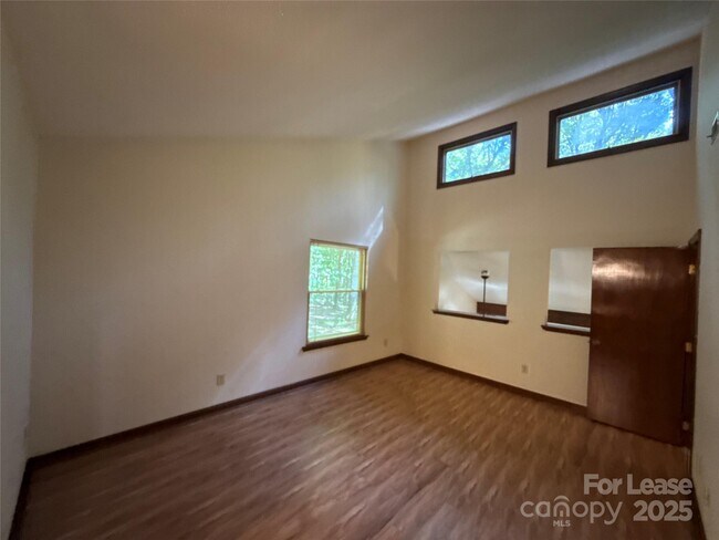 Building Photo - 217 Raintree Dr