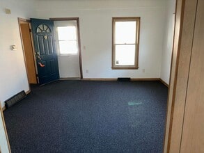 Building Photo - Cute 3 bedroom with basement and Detached ...