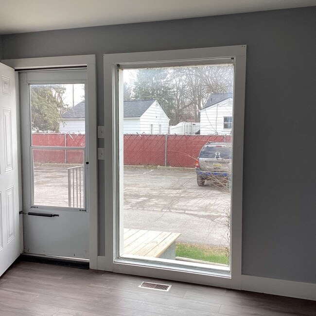 Building Photo - 38446 Meadowdale St