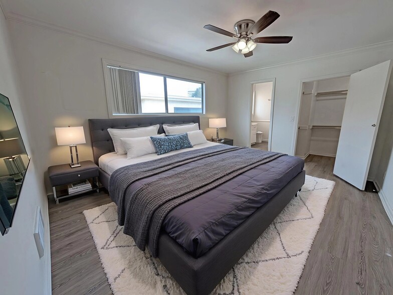 Building Photo - 1335 S Carmelina Ave