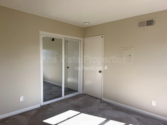 Building Photo - 11877 Spruce Run Dr