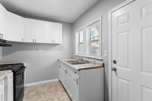 Building Photo - Spacious 3bdrm/1bath House $2295.00 ** Fen...