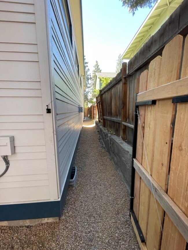 Building Photo - Hartford Duplex - 01355-HART-00