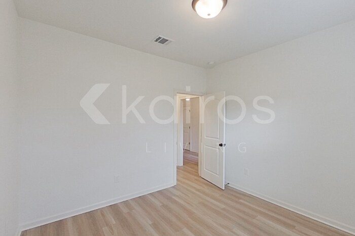 Building Photo - 123 Salvat Dr