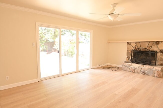 Building Photo - Beautiful home with AC in PRIME Santa Clara location - 3 bd / 2 bath coming soon!