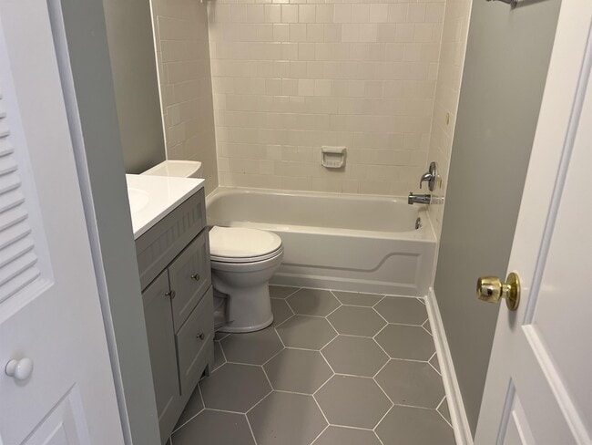 Building Photo - 980 Sutton Ct