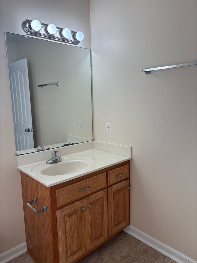 Building Photo - 3 Bedroom Home with Large Back Yard and Deck.