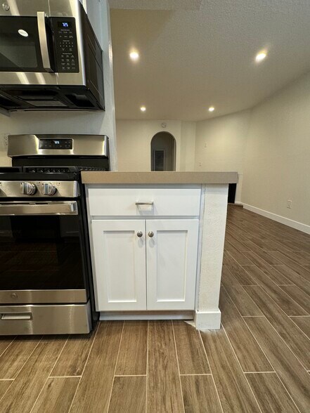 Building Photo - 208 Oswego Ave