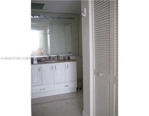 Building Photo - 500 Bayview Dr