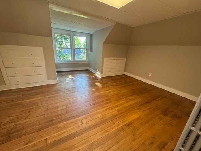 Building Photo - 463 Mammoth Rd