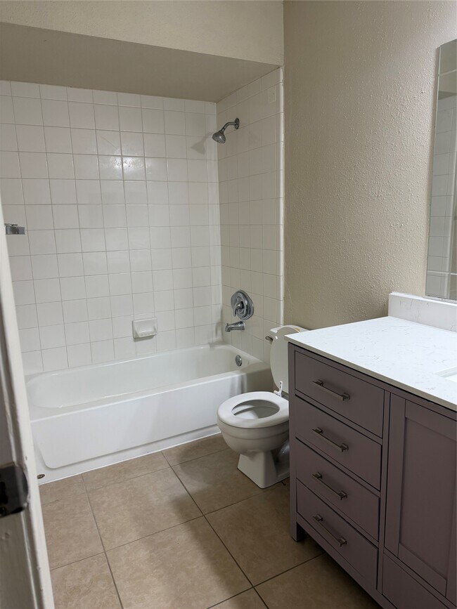 Building Photo - 732 Memorial Mews St