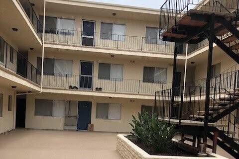 Inner Courtyard - 211 Grand Ave