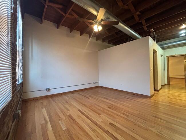 Building Photo - Large One Bedroom One bath Loft Apartment ...