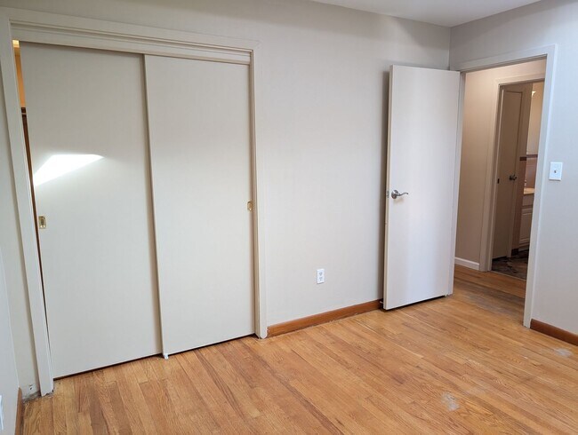 Building Photo - AVAILABLE NOW! Spacious 3 Bed / 2.5 Bath Home in Washington Twp with Basement!