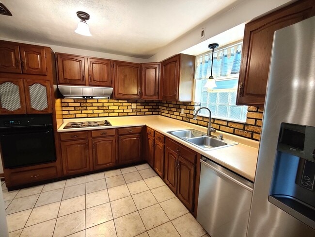 Building Photo - *Updated & Charming 2BD/2BA Single Family ...