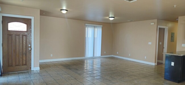 Building Photo - 109(209,211)