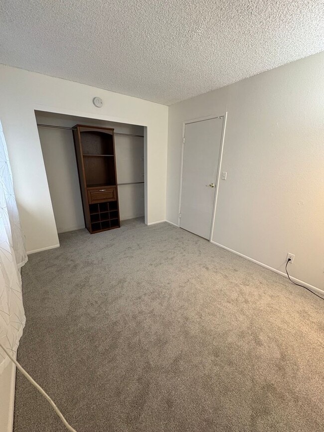 Building Photo - Pet friendly! 2 bedrooms, 1.5 bath, 1 park...