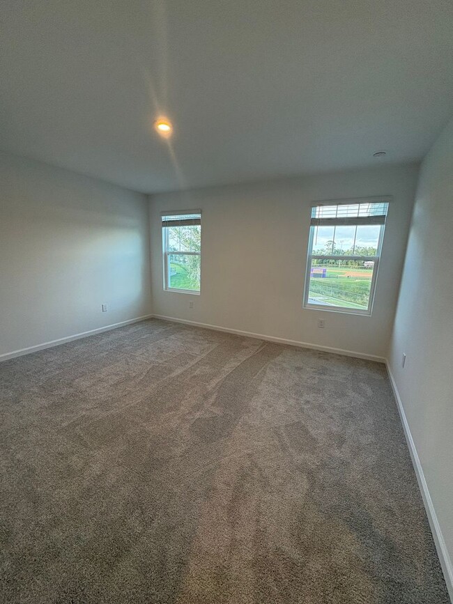 Building Photo - Modern 3-Bed, 3-Bath Townhome in Winter Sp...