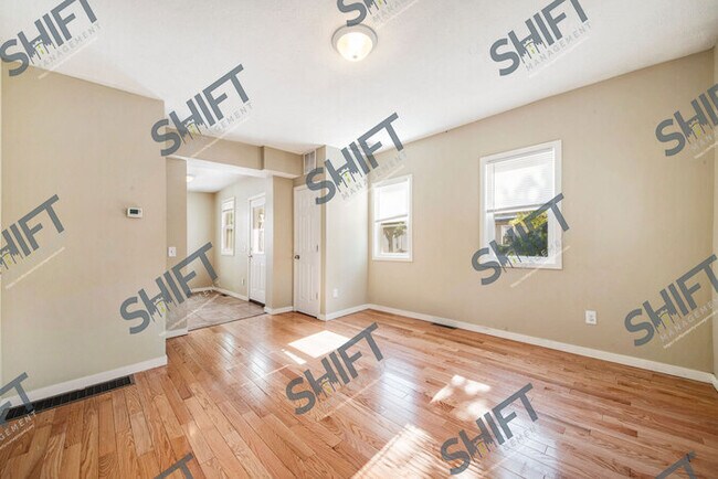 Building Photo - 656 Veto: Spacious home!