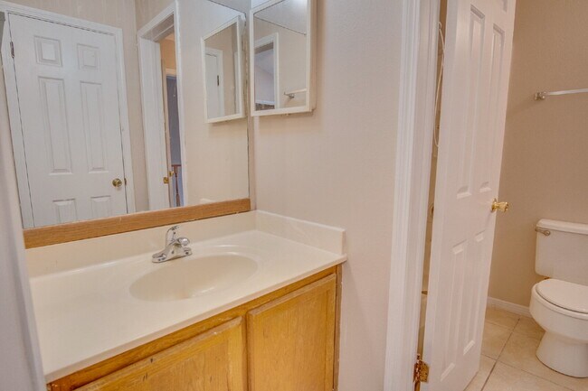 Building Photo - Charming Townhome with Fireplace & Fenced ...