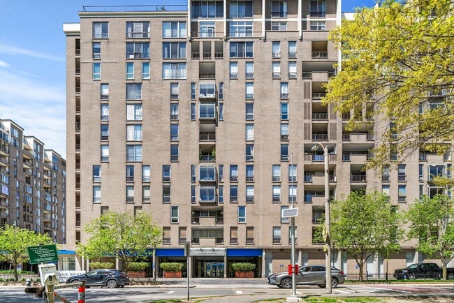 Building Photo - 33 Pond Ave