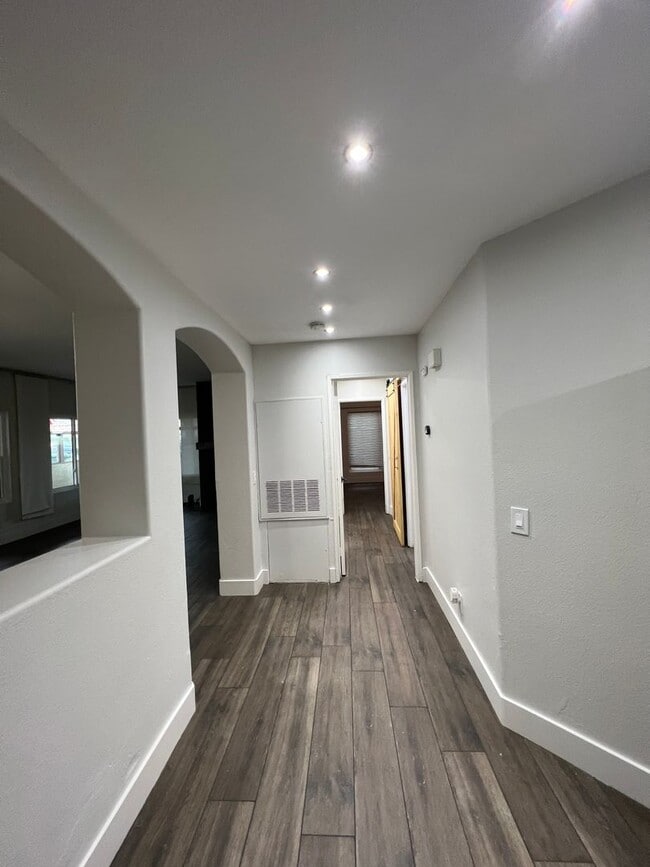 Building Photo - New to the Market! 2 Bed 2 Bath upgraded Tijeras Creek Villas home