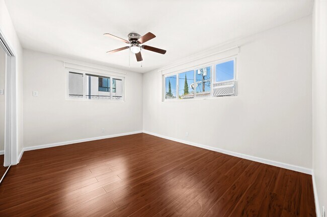 Building Photo - RECENTLY RENOVATED | 3 BED 2 BATH WITH BALCONY & PARKING