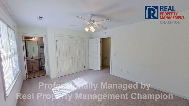 Building Photo - Adorable 2 BD Townhome with Private Patio