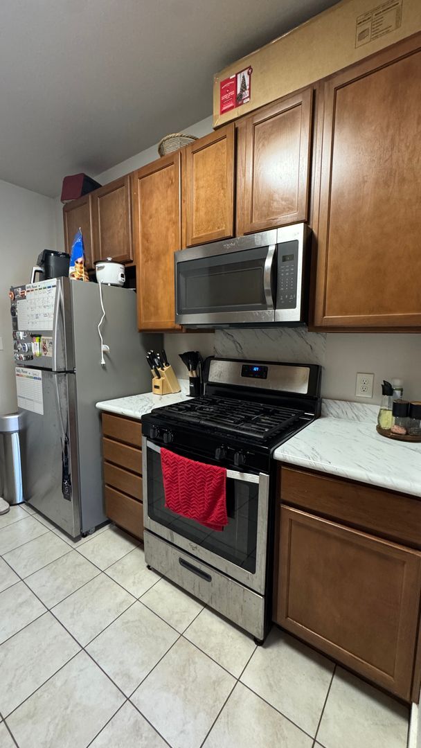 Building Photo - AUG 2026 PRE-LEASE! Charming 2 Bed/1 Bath Duplex