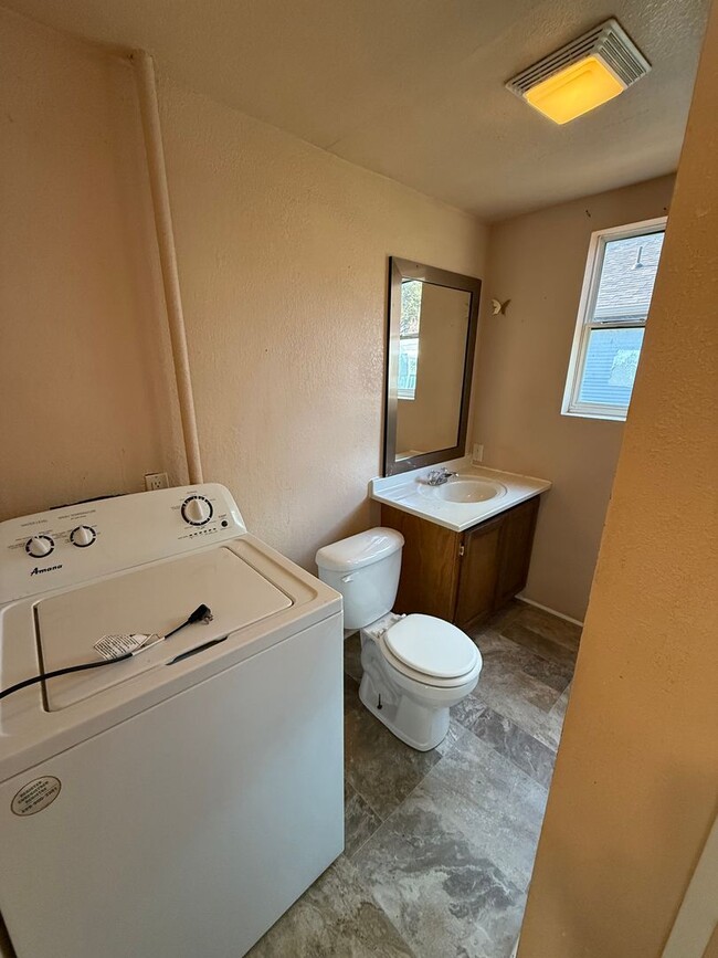 Building Photo - Two bedroom, One bathroom house located in...