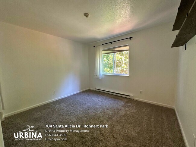 Building Photo - 704 Santa Alicia Dr