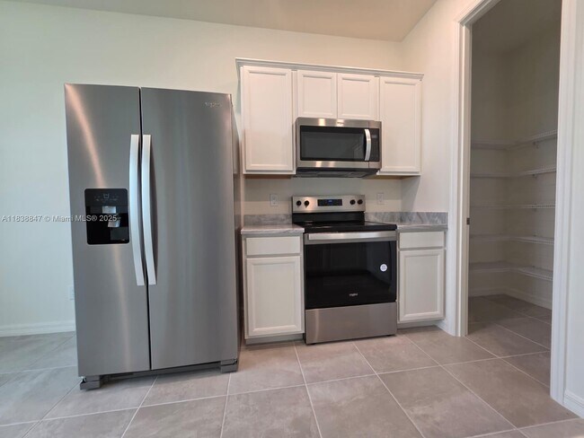 Building Photo - 408 NW 31st Pl