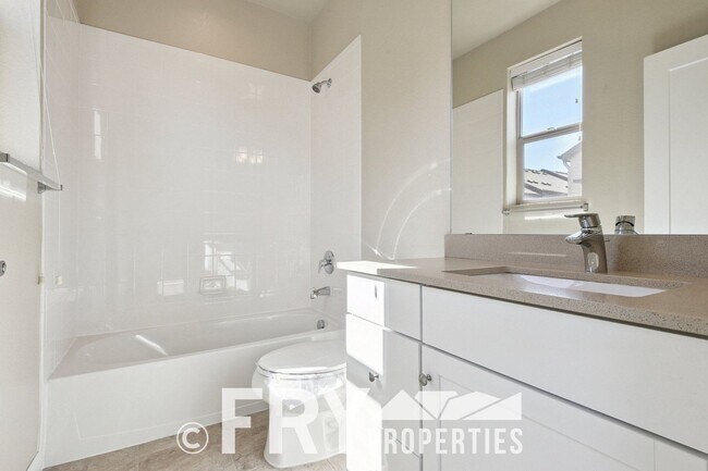 Building Photo - Beautiful 3 Bedroom Townhome in Belmar