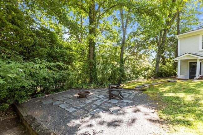 Building Photo - Adorable, Modern 3 Bedroom Ranch near Downtown Raleigh - Gorgeous finishes, open floorplan, updat...