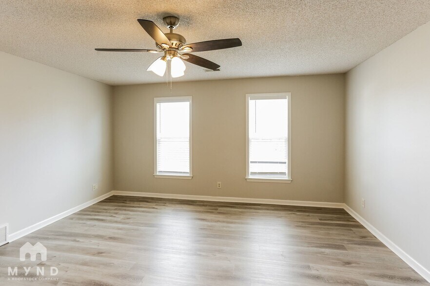 Building Photo - 4429 Richmond Oaks Dr