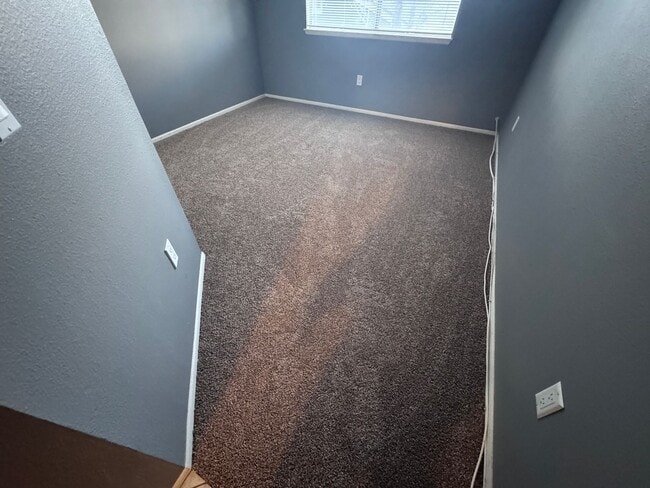 Building Photo - 2 Bedroom 2.5 Bath in the Beautiful City of Corona (New Carpet stairs and 2nd level)
