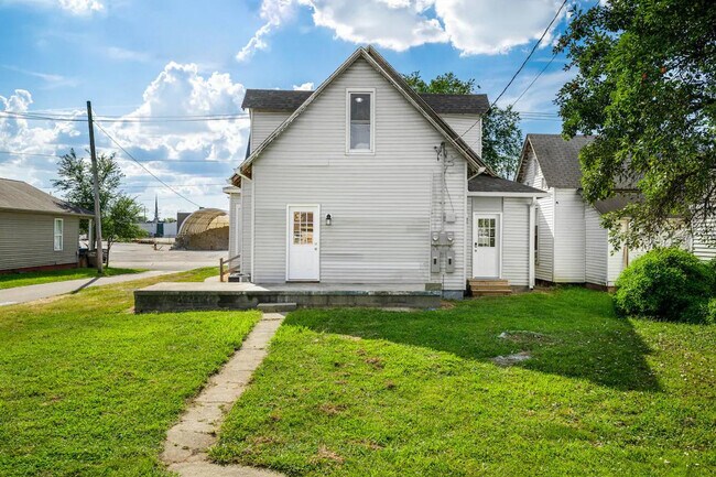 Building Photo - 639 Maple St