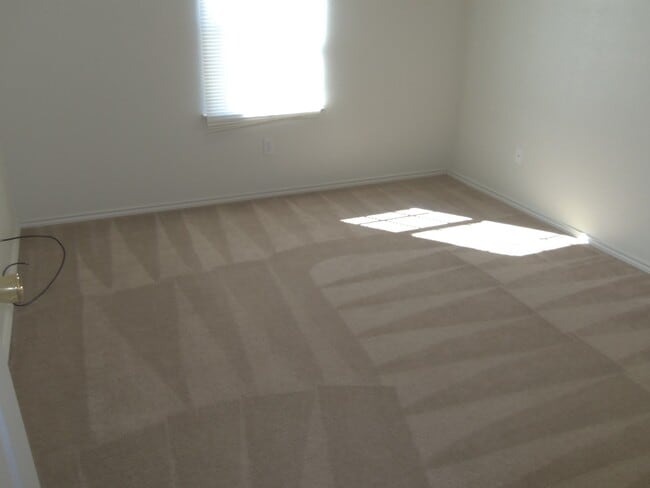 Building Photo - 4 Bedroom 2 Bath