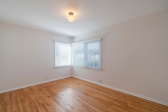 Building Photo - Charming Manhattan Beach Home Rental!