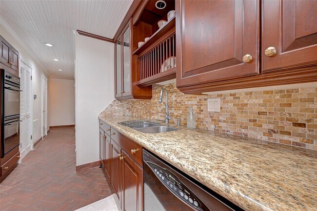 Building Photo - 6329 Del Monte Dr